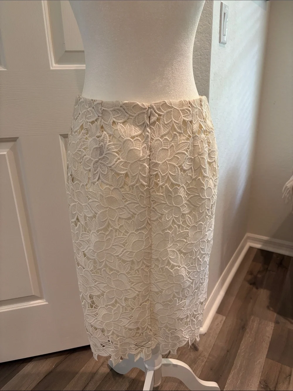Ann Taylor Ivory Floral Lace Pencil Skirt